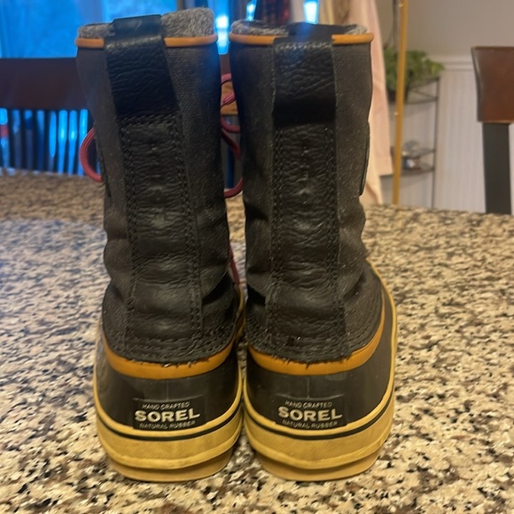 Women’s Sorel Winter Boots - Size 9 (Like New) - Picture 4 of 6